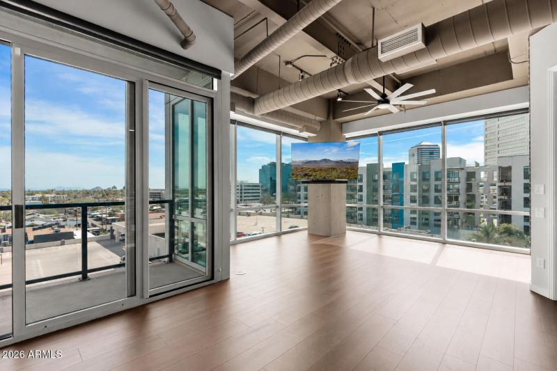Great Room + Camelback Views Empty