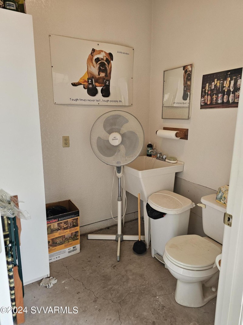 Detached Garage/bathroom