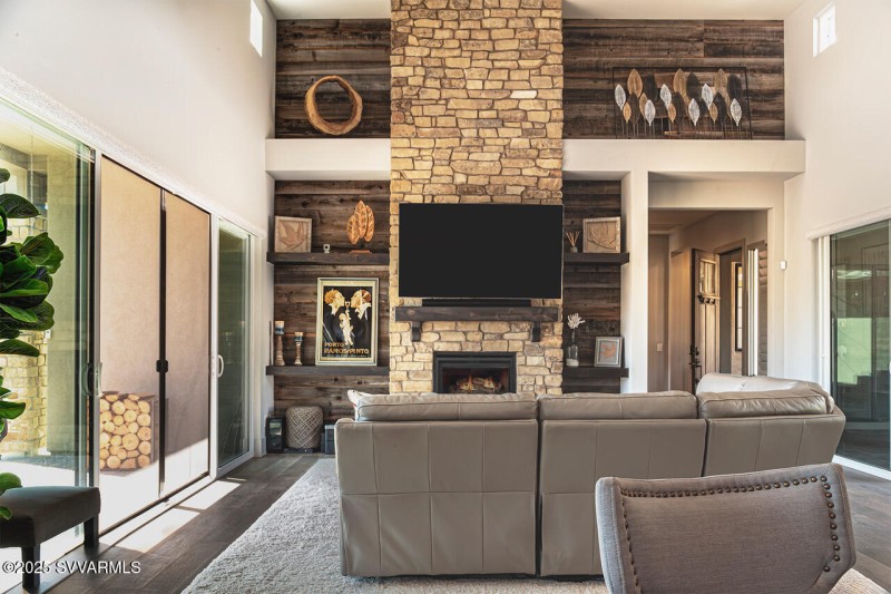 3 GR LIVING RM FIREPL