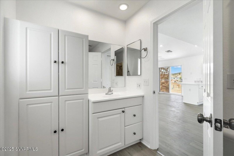 Upper Level Full Bathroom