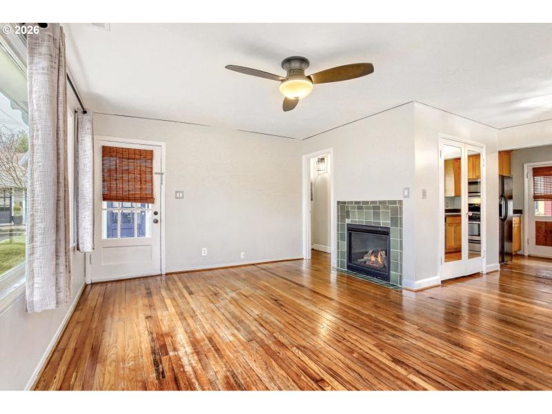 Living Room/Entrance