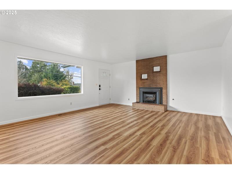 Living Room/Entrance