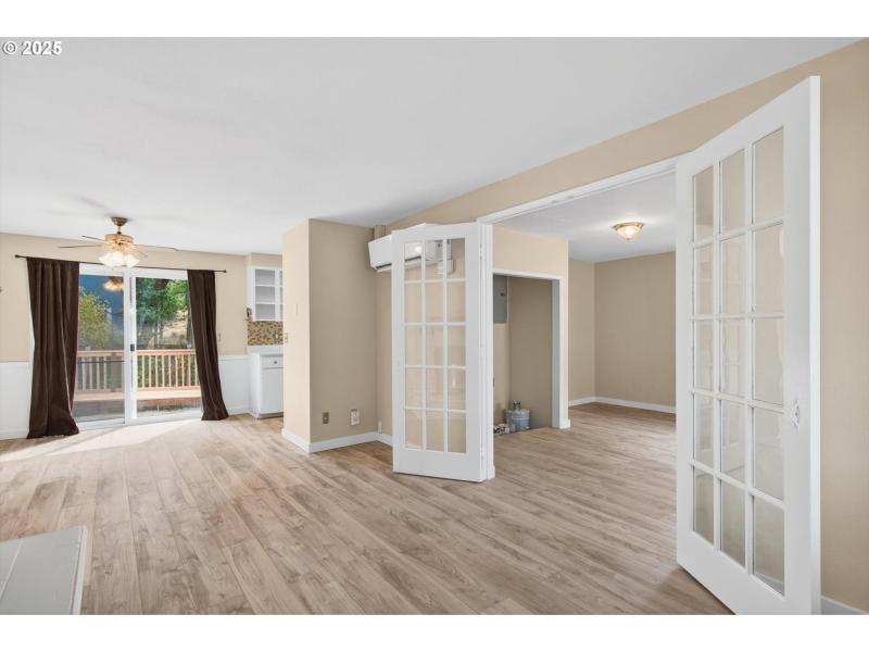 Living Room/Entrance