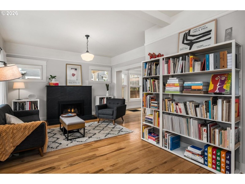 Living Room/Entrance