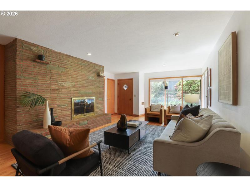 Living Room/Entrance