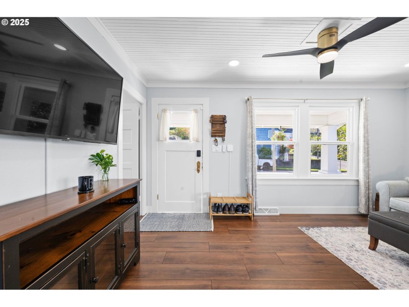 Living Room/Entrance