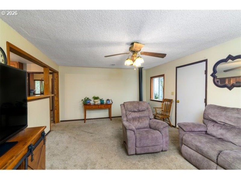 Living Room/Entrance