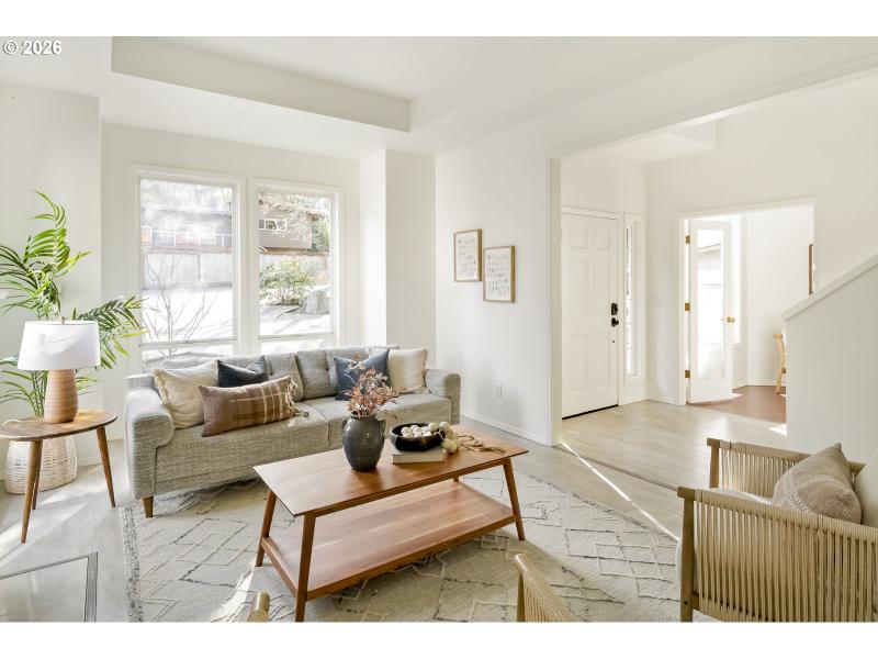 Living Room/Entrance