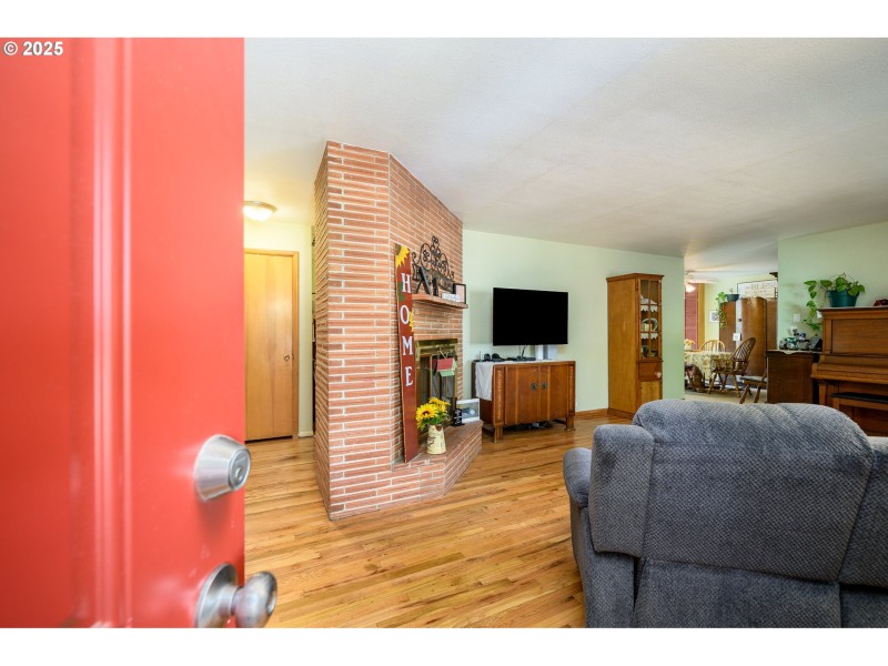Living Room/Entrance
