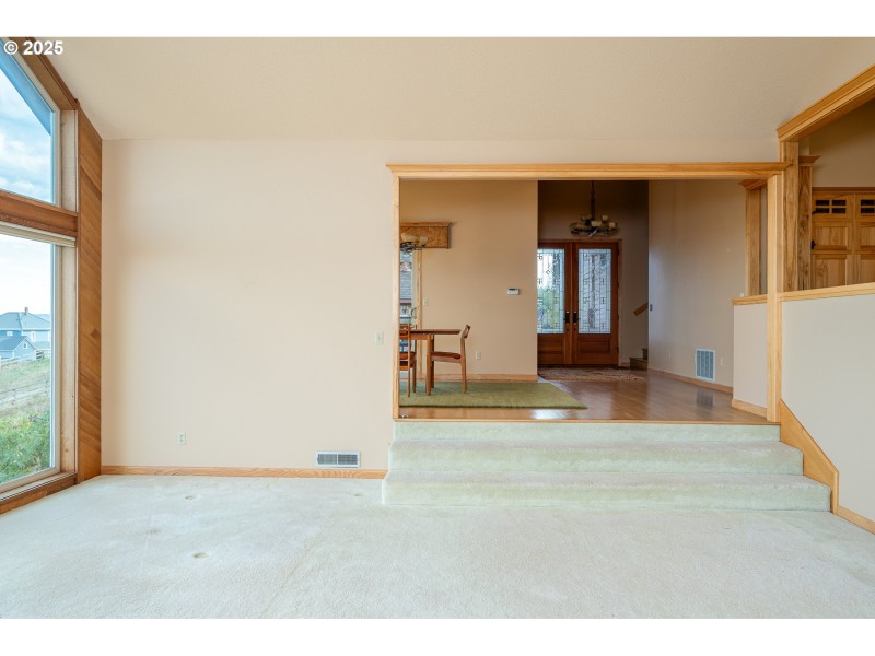 Living Room/Entrance