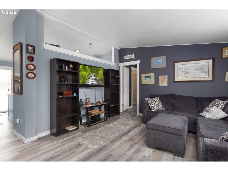 Living Room/Entrance