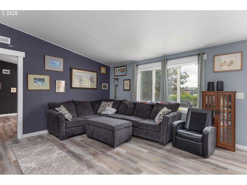 Living Room/Entrance