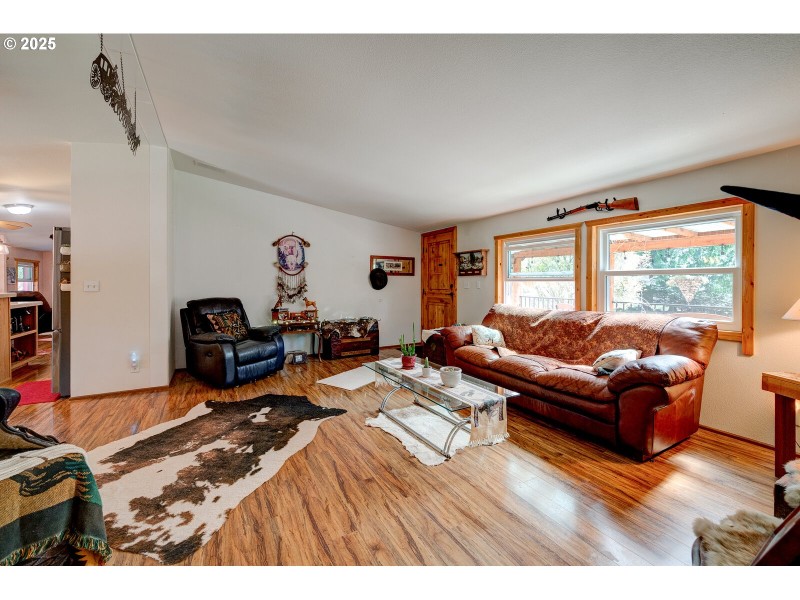 Living Room/Entrance