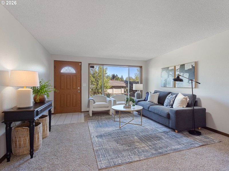 Living Room/Entrance