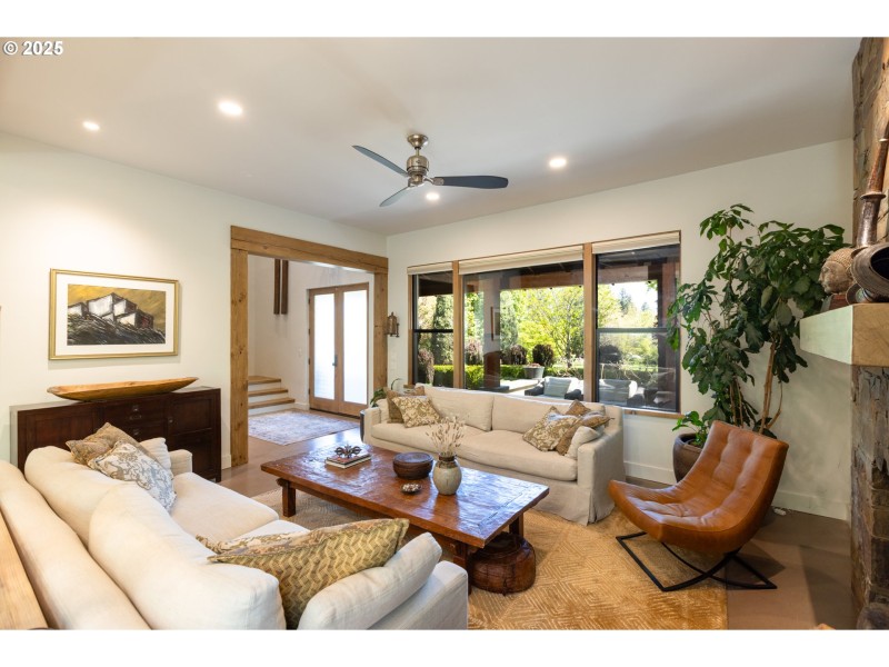 Living Room/Entrance