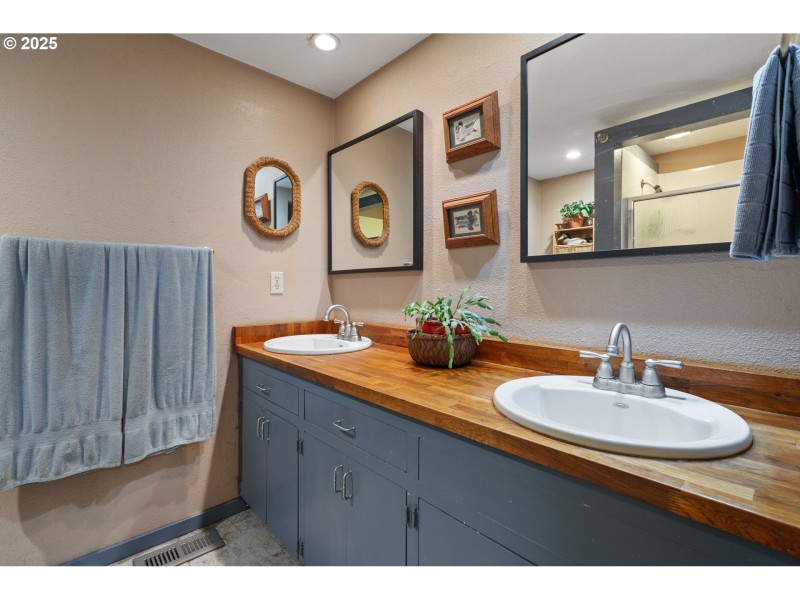 Bathroom, Attached