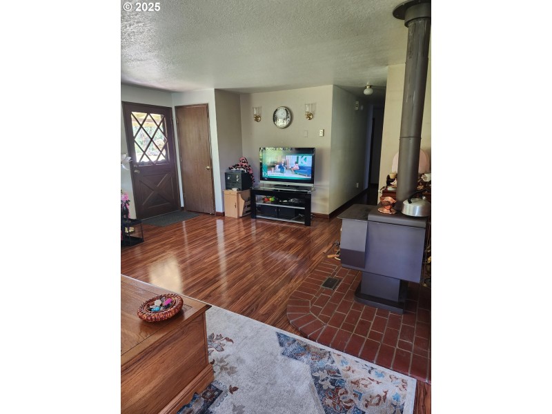 Living Room/Entrance