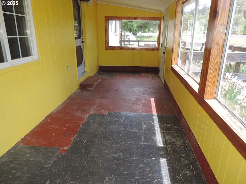 Porch, Screened in