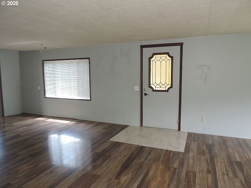 Living Room/Entrance