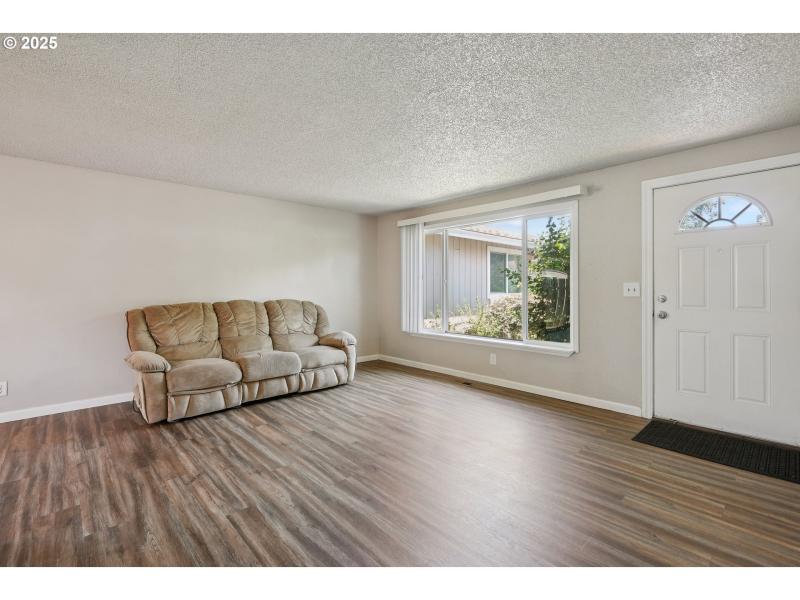 Living Room/Entrance