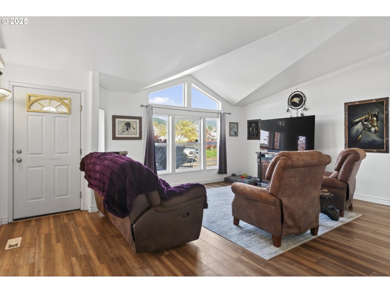 Living Room/Entrance