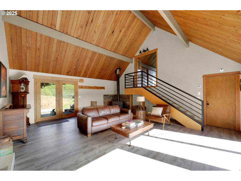 Living Room/Entrance