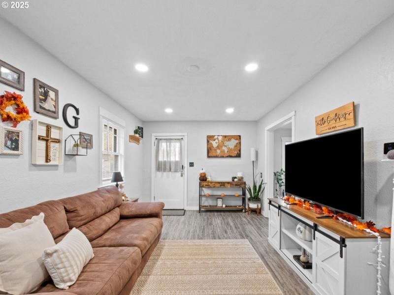 Living Room/Entrance