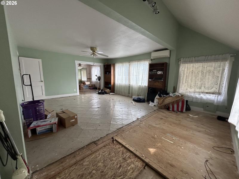 Living Room/Entrance