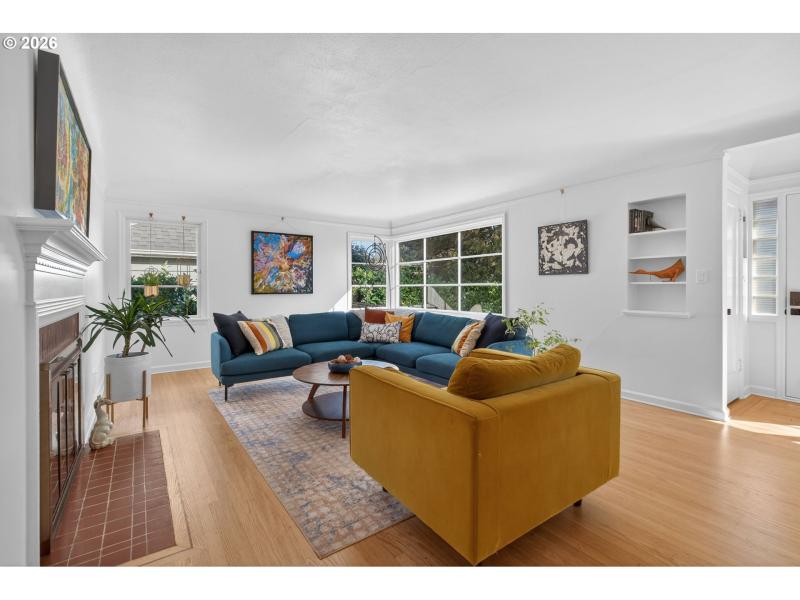 Living Room/Entrance