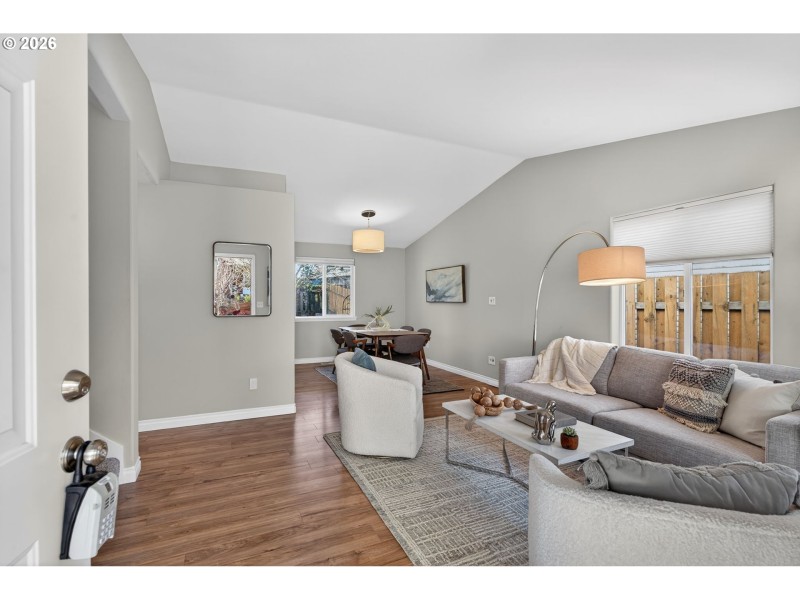 Living Room/Entrance