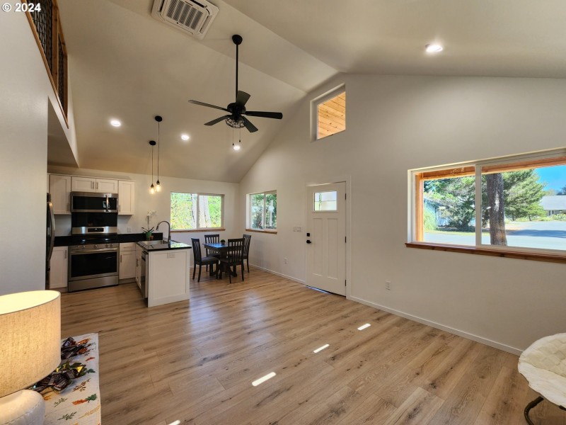 Living Room/Entrance