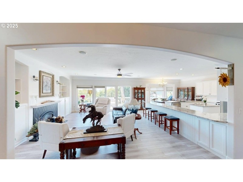 Living Room/Entrance