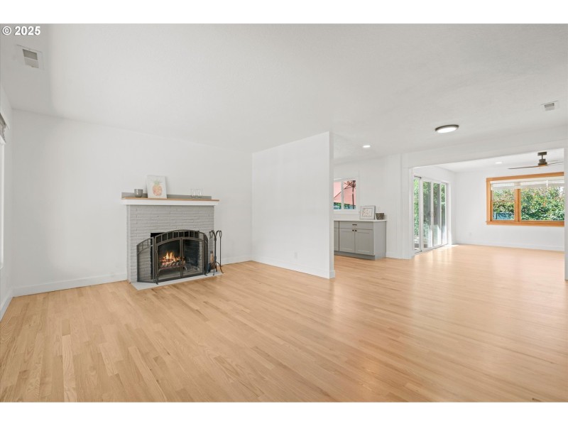 Living Room/Entrance