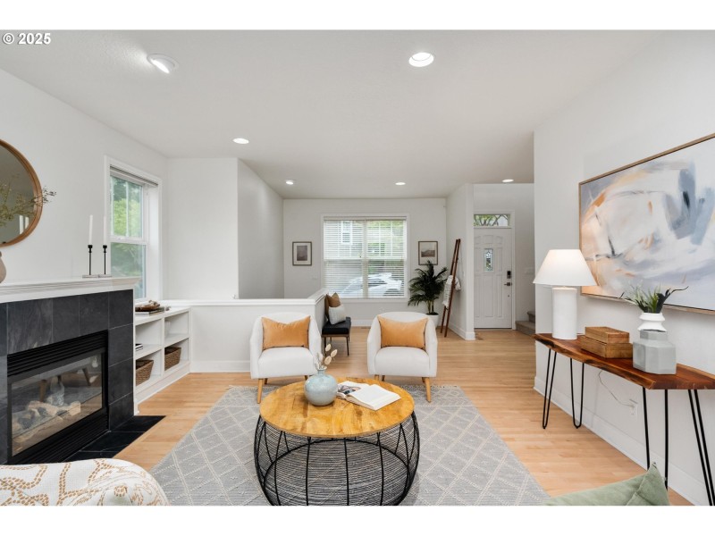 Living Room/Entrance