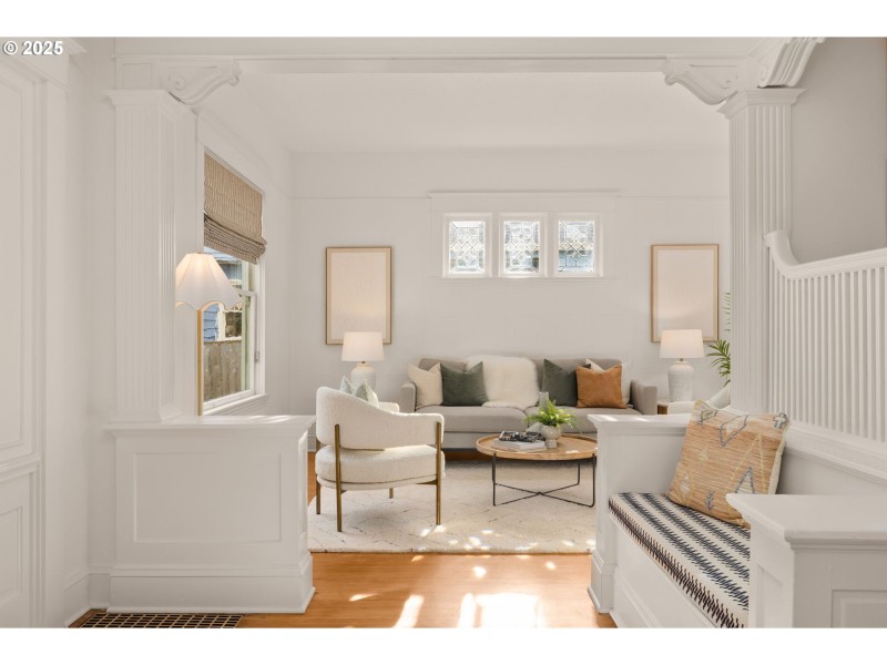 Living Room/Entrance