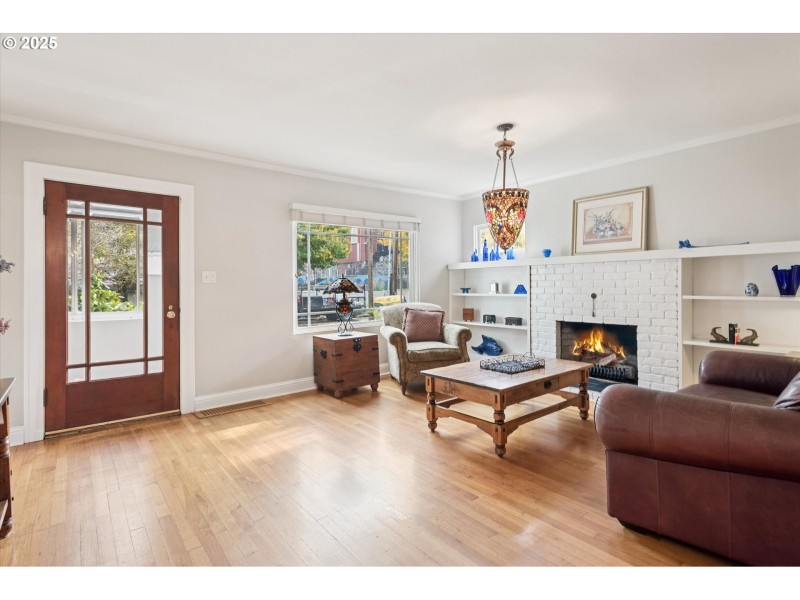 Living Room/Entrance