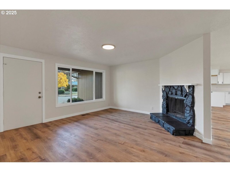 Living Room/Entrance