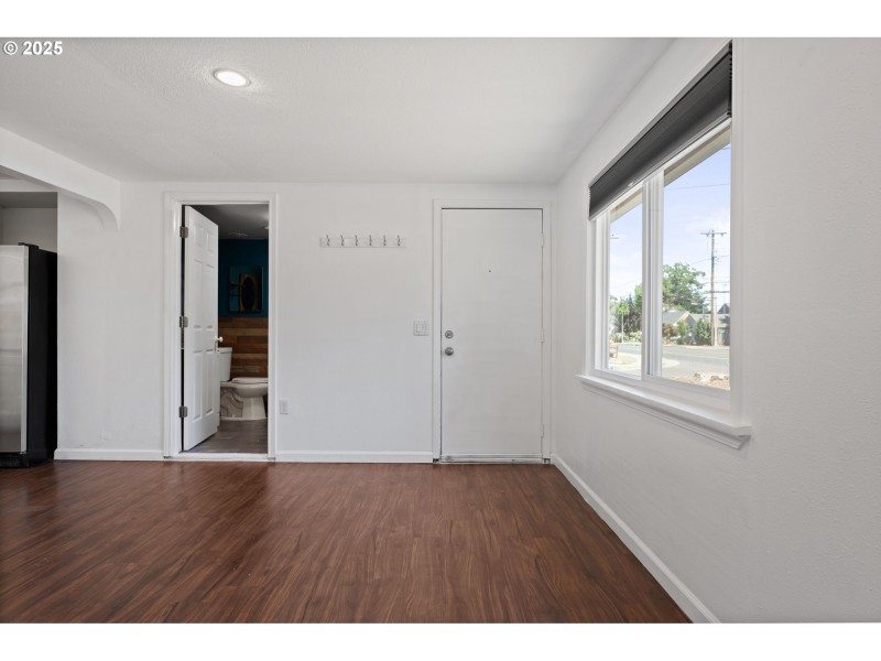 Living Room/Entrance