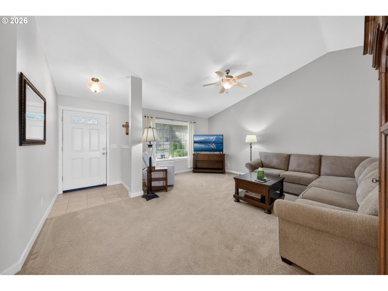 Living Room/Entrance