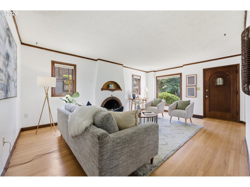 Living Room/Entrance