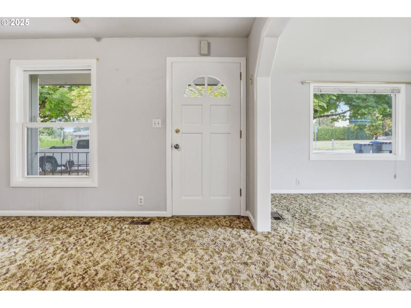 Living Room/Entrance