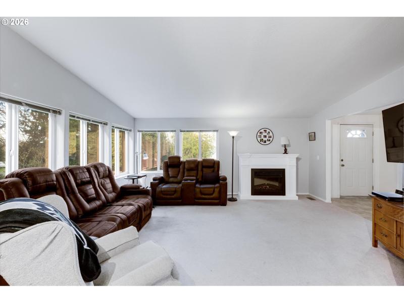 Living Room/Entrance