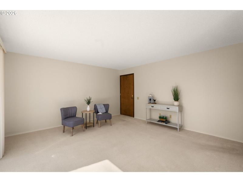 Living Room/Entrance