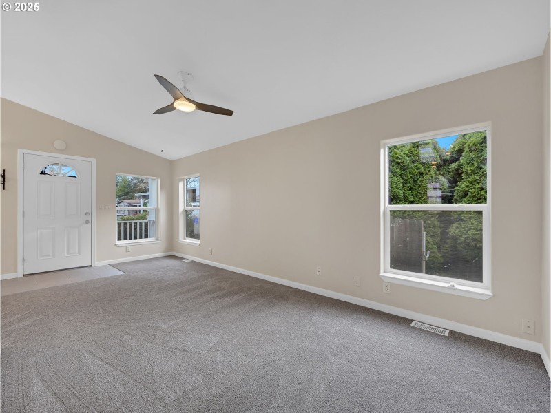 Living Room/Entrance