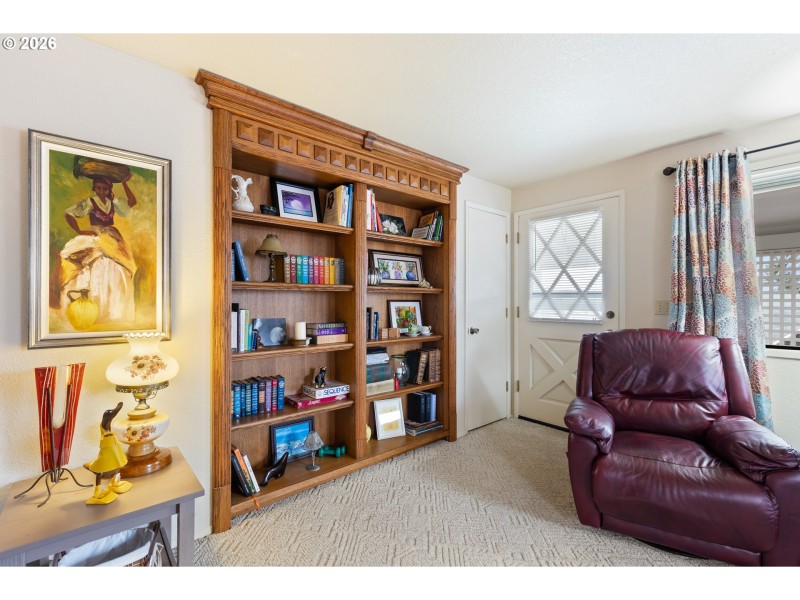 Living Room/Entrance