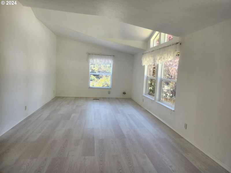 Living Room/Entrance