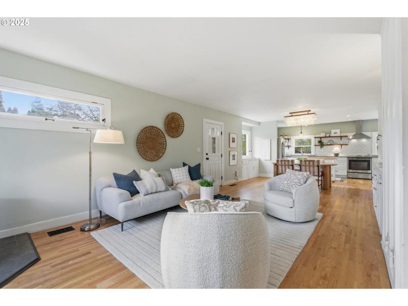 Living Room/Entrance