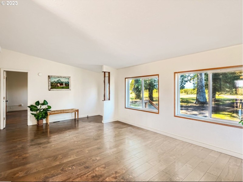 Living Room/Entrance