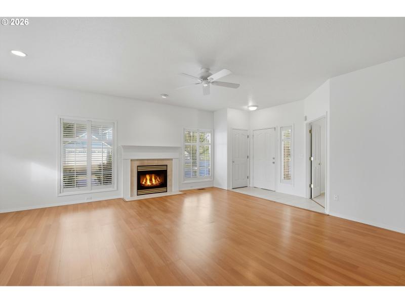 Living Room/Entrance