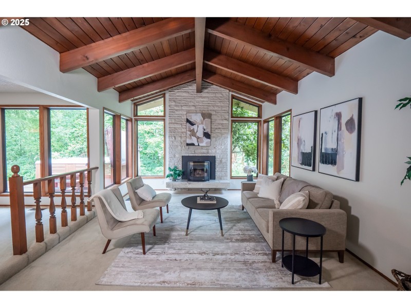 Living Room/Entrance